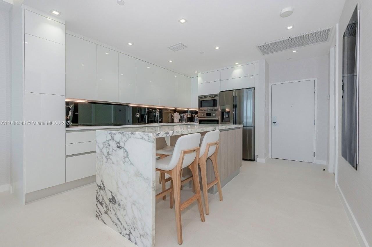 2301 Collins Ave #PH20 - Photo 6 of 28