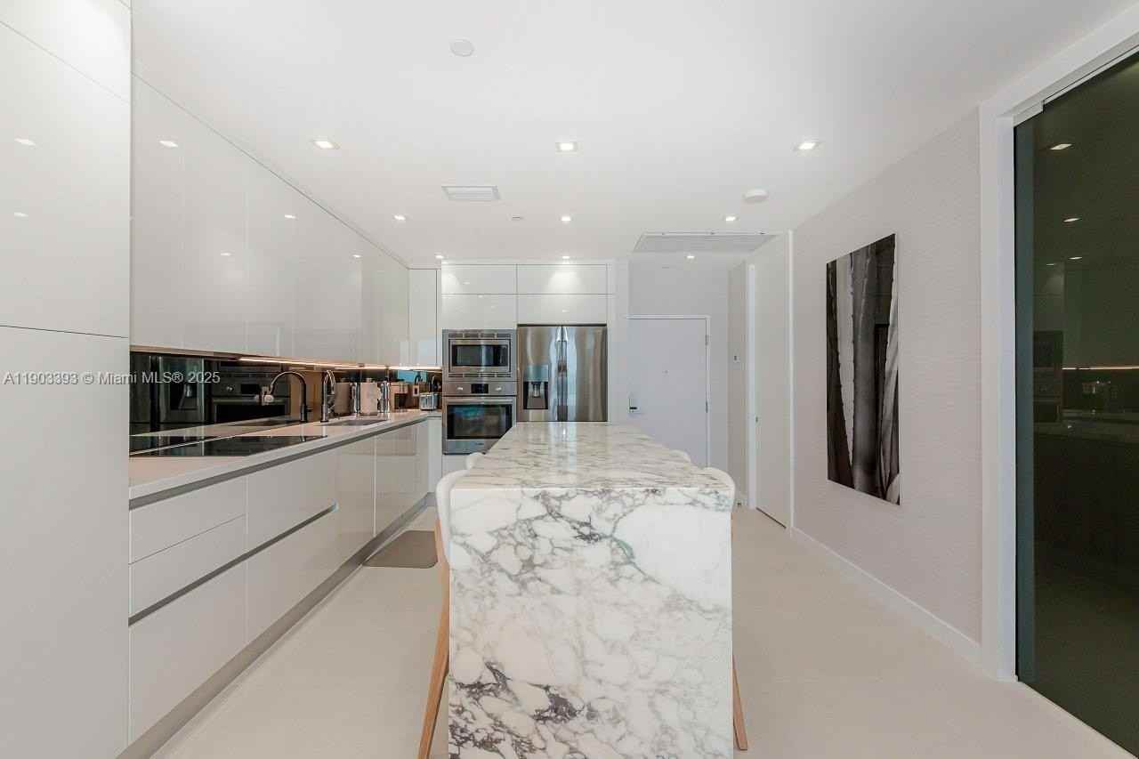 2301 Collins Ave #PH20 - Photo 7 of 28