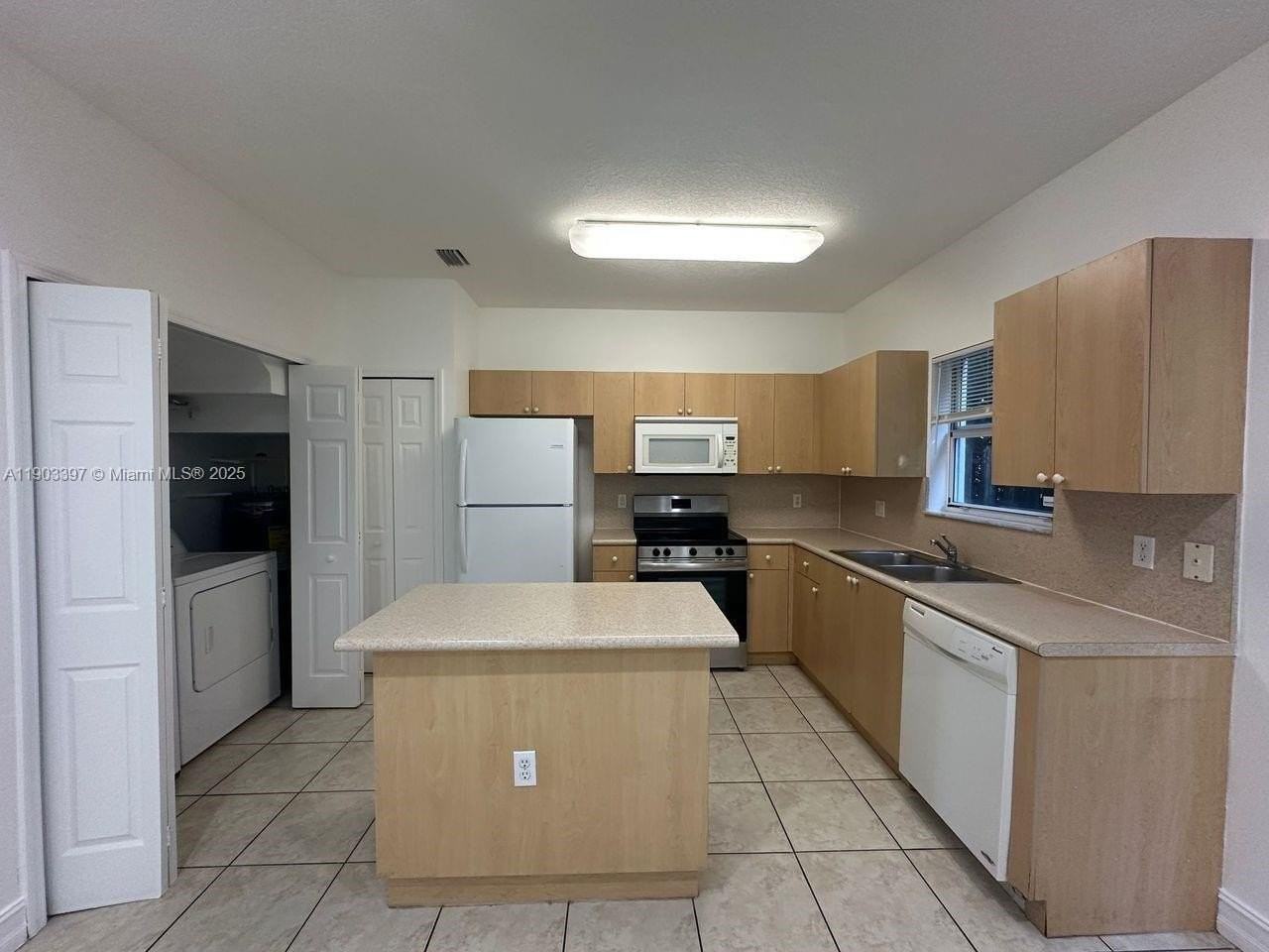 1712 Se 31st Ct #0 - Photo 5 of 27