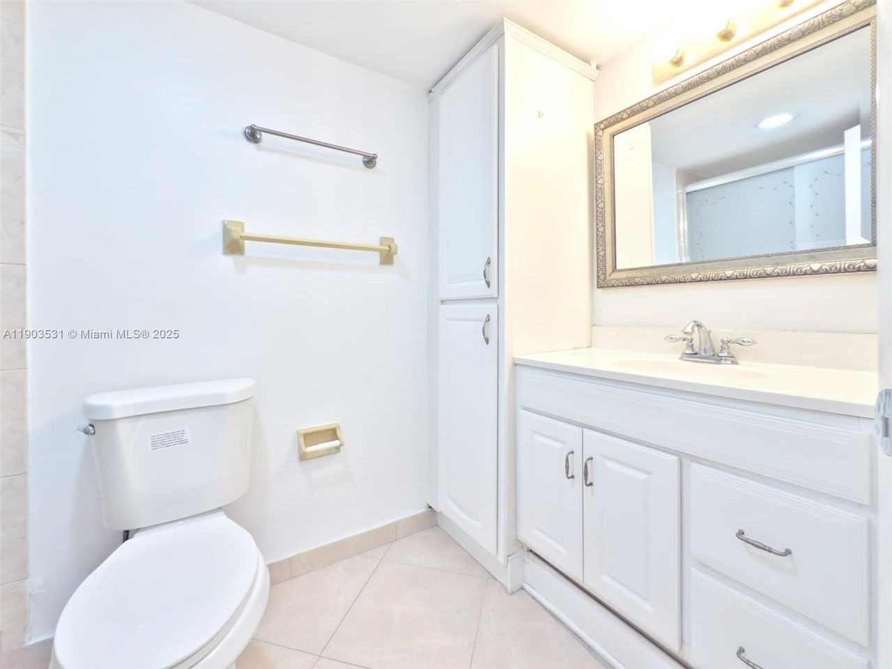 942 Ne 199th St #302 - Photo 5 of 13