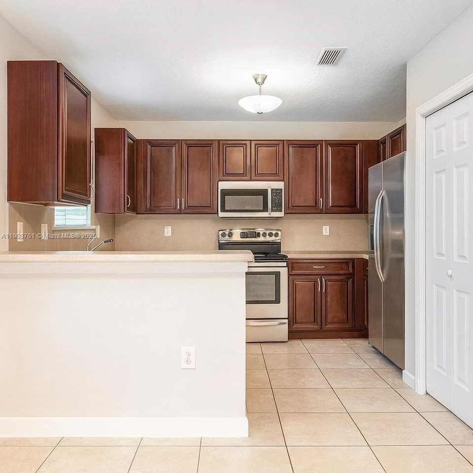 2417 Se 14th St - Photo 4 of 18