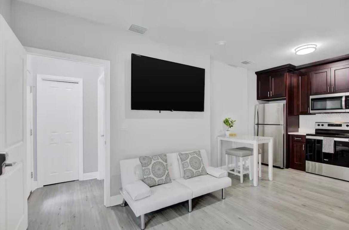 405 S Westland Ave #3 - Photo 3 of 48