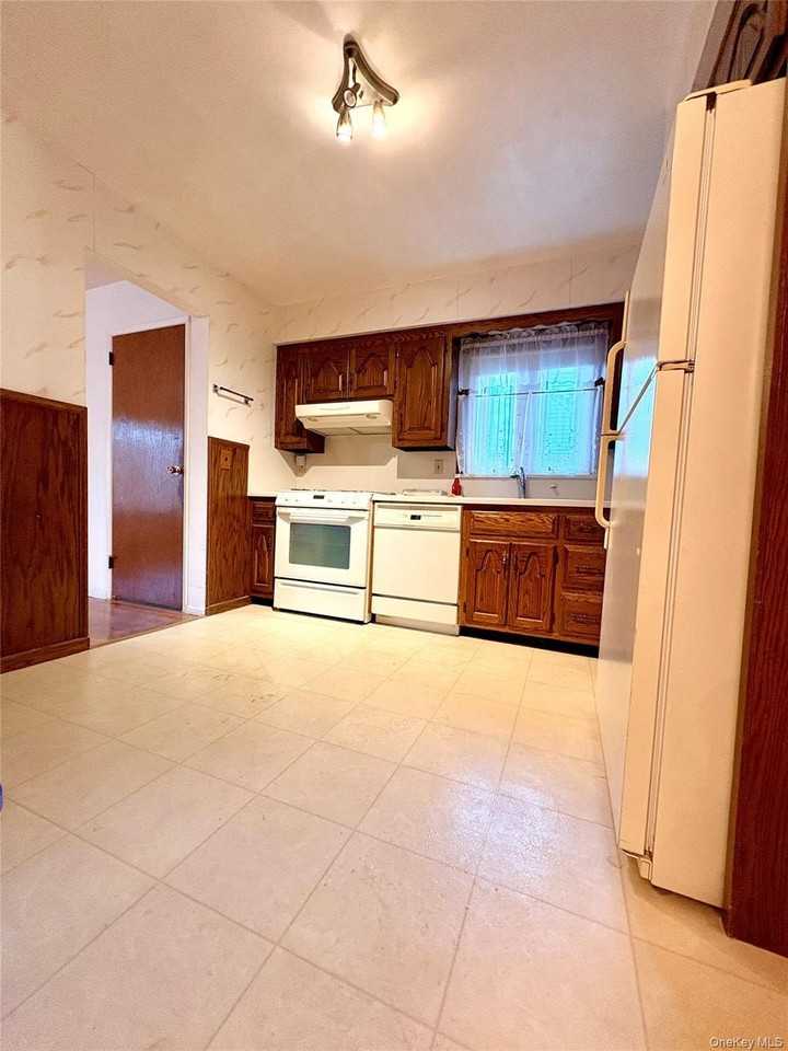 1649 Falmouth Ave - Photo 3 of 10