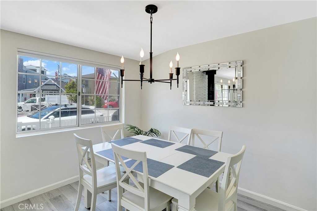 216 Collins Ave - Photo 4 of 29