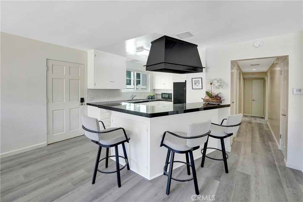 216 Collins Ave - Photo 5 of 29