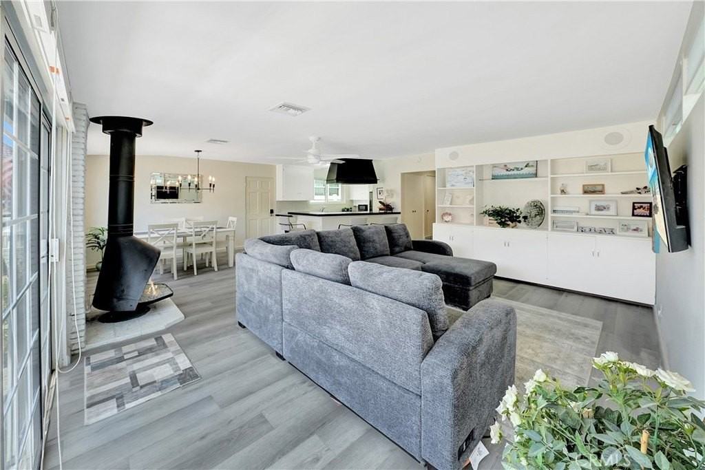 216 Collins Ave - Photo 6 of 29