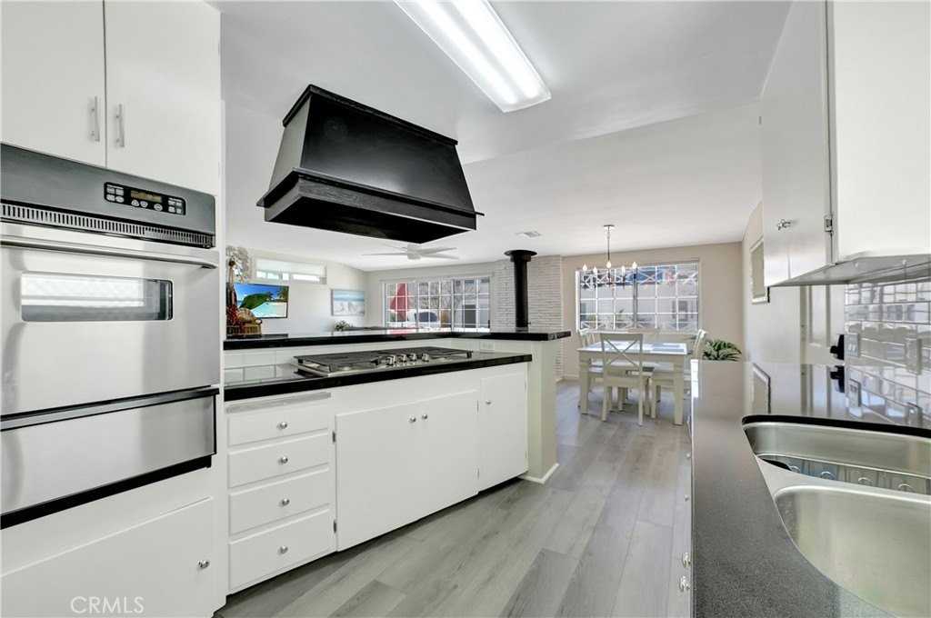 216 Collins Ave - Photo 7 of 29