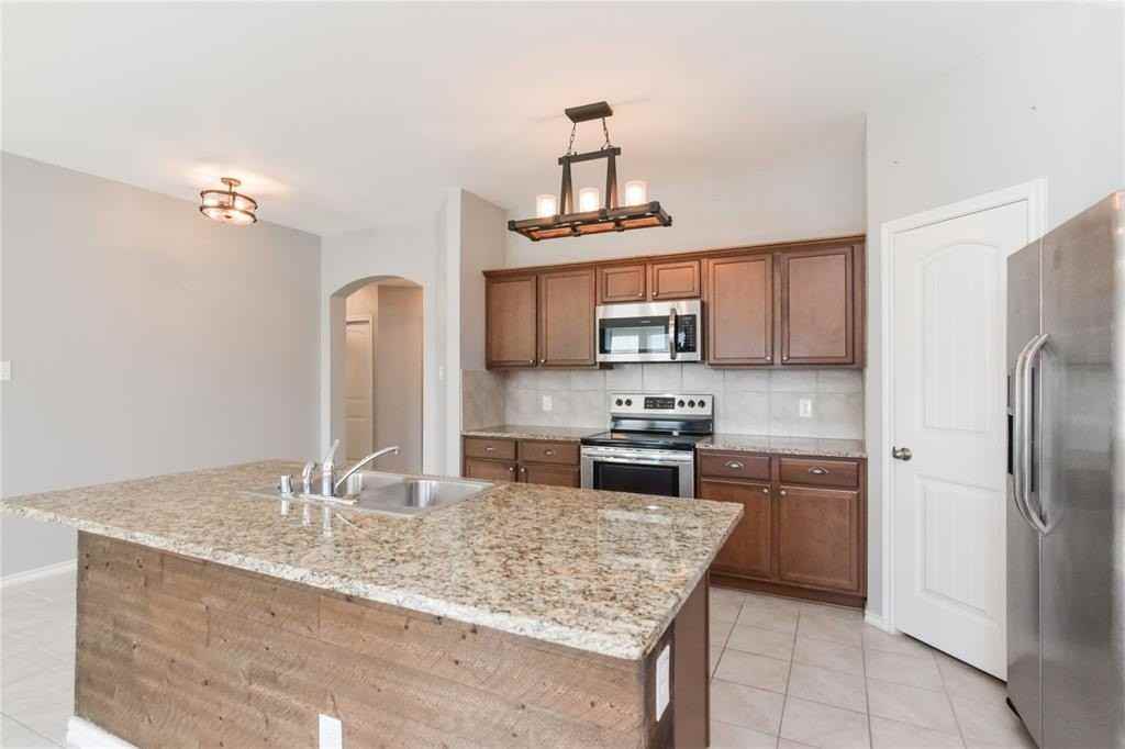 1406 Slate St - Photo 4 of 25