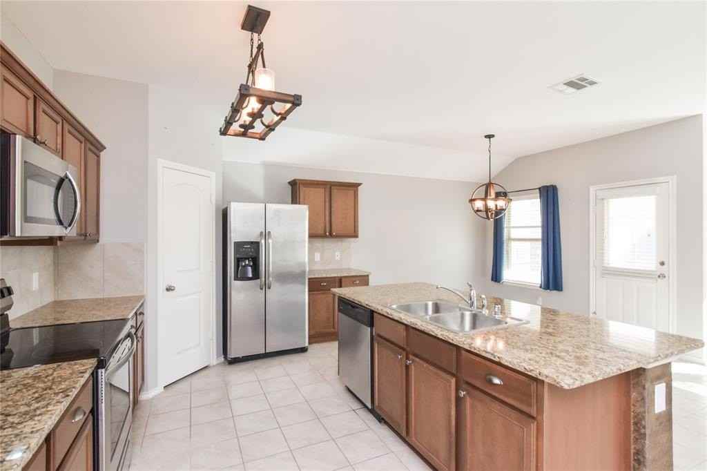 1406 Slate St - Photo 5 of 25