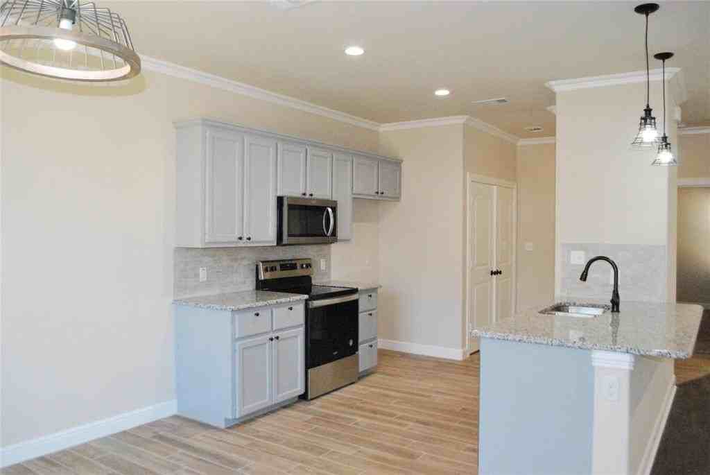 521 W Sears St - Photo 4 of 8