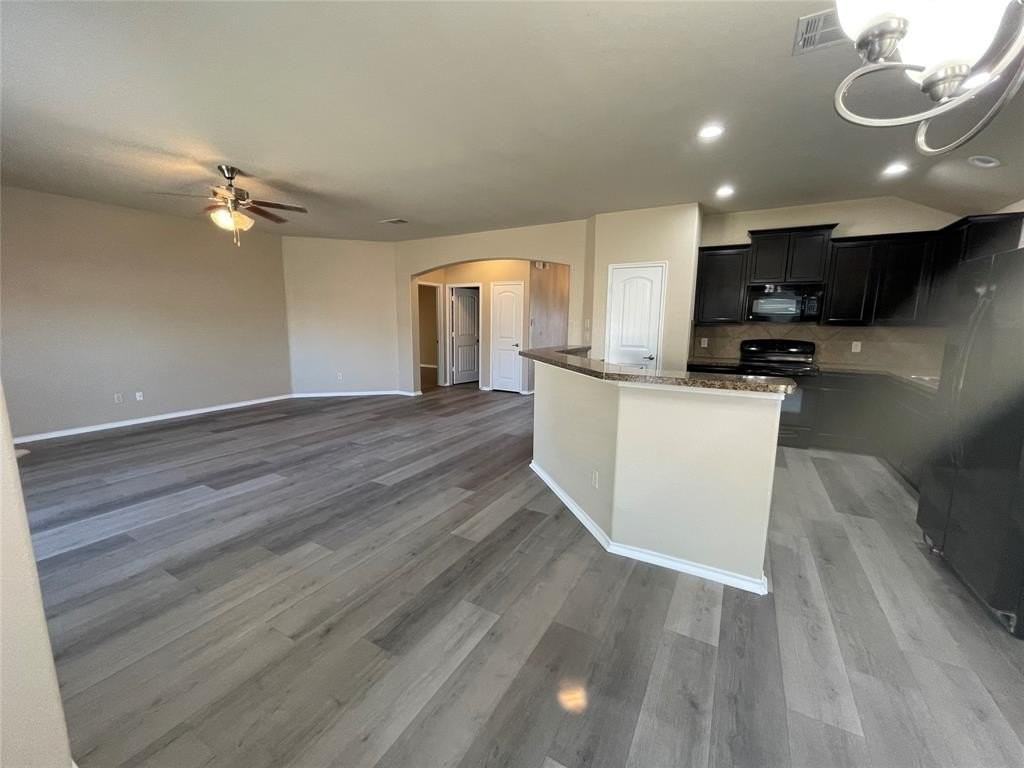 1117 Lake Grove Dr - Photo 2 of 20