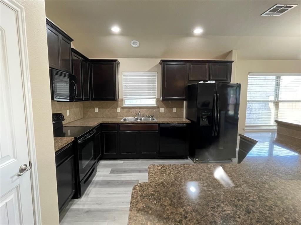 1117 Lake Grove Dr - Photo 6 of 20