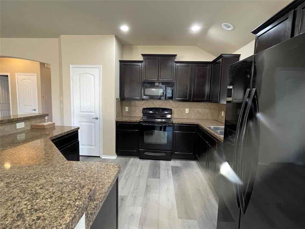 1117 Lake Grove Dr - Photo 7 of 20