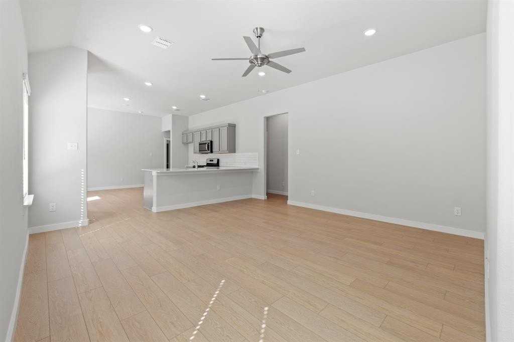 106 Travine Dr - Photo 3 of 18