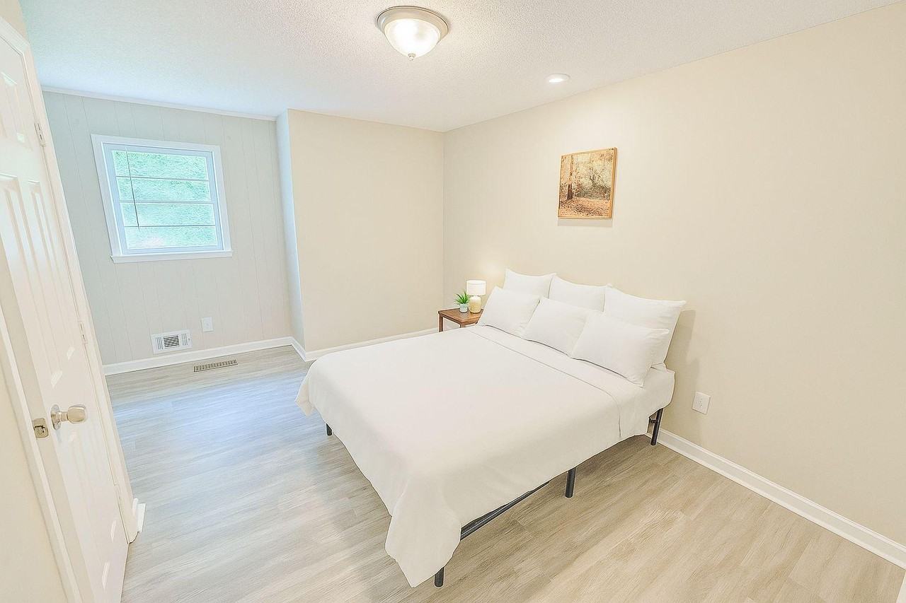 Oakcliff Court Northwest - Photo 3 of 7