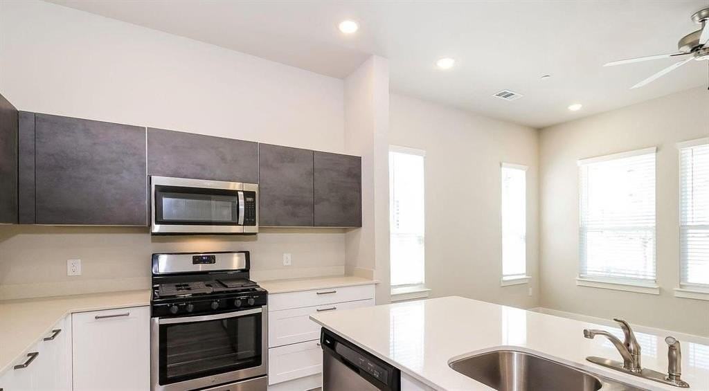 1304 Creekbank Drive - Photo 4 of 7