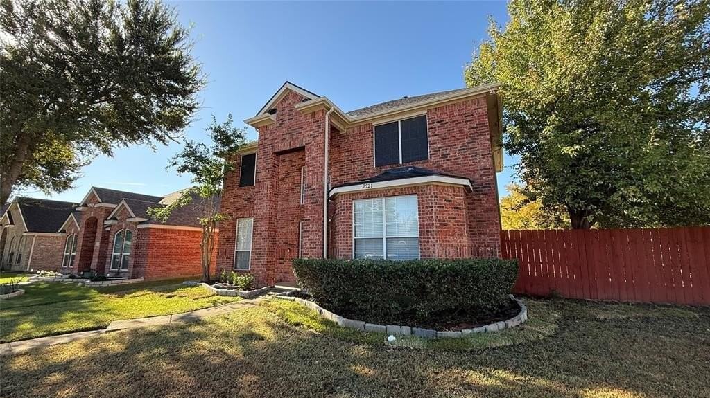 2521 N Brook Dr - Photo 2 of 24