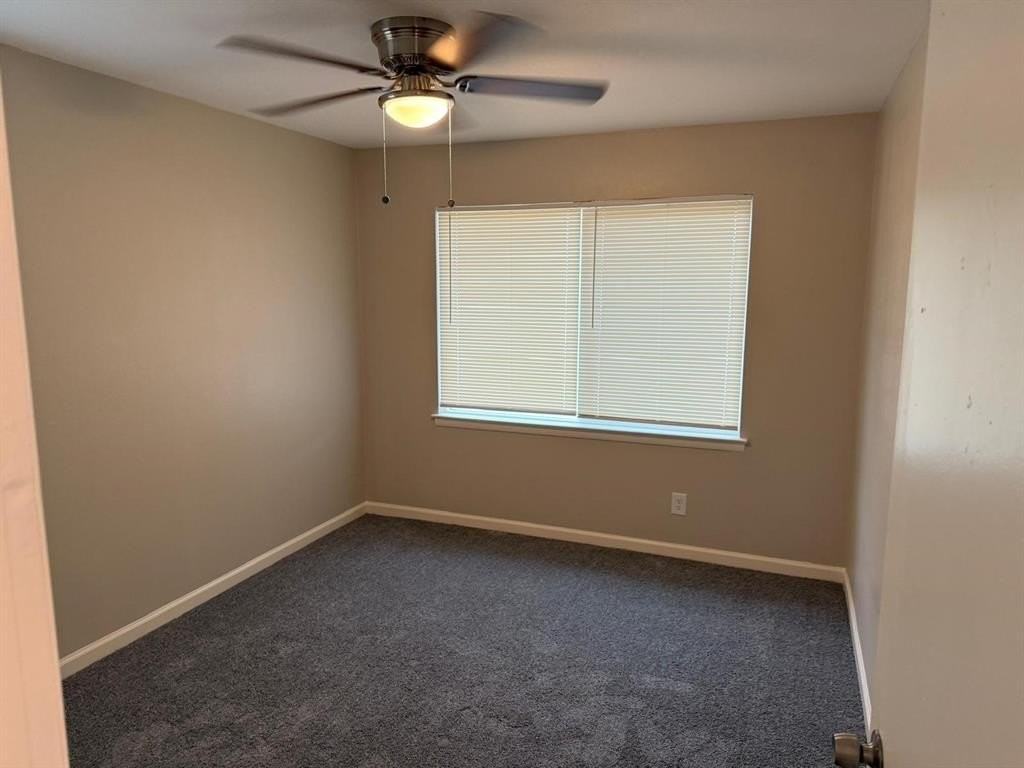 925 Bluewood Dr - Photo 4 of 33