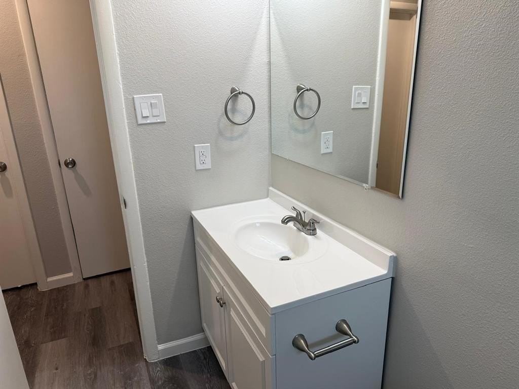 925 Bluewood Dr - Photo 7 of 33