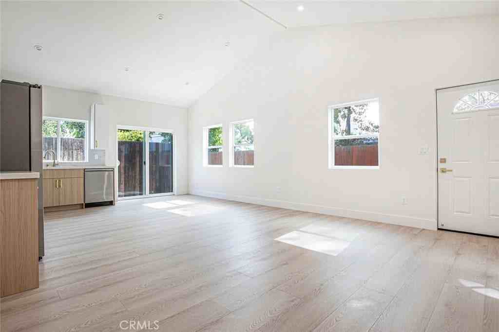 914A Geneva St - Photo 3 of 23