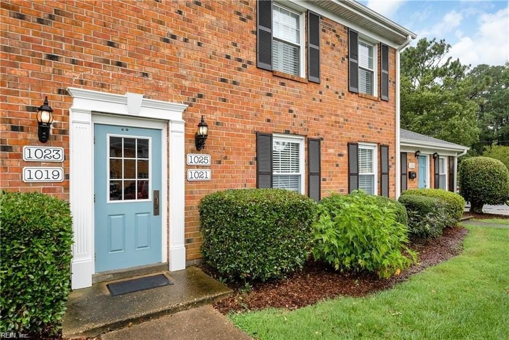 1025 Barclay Sq - Photo 2 of 24