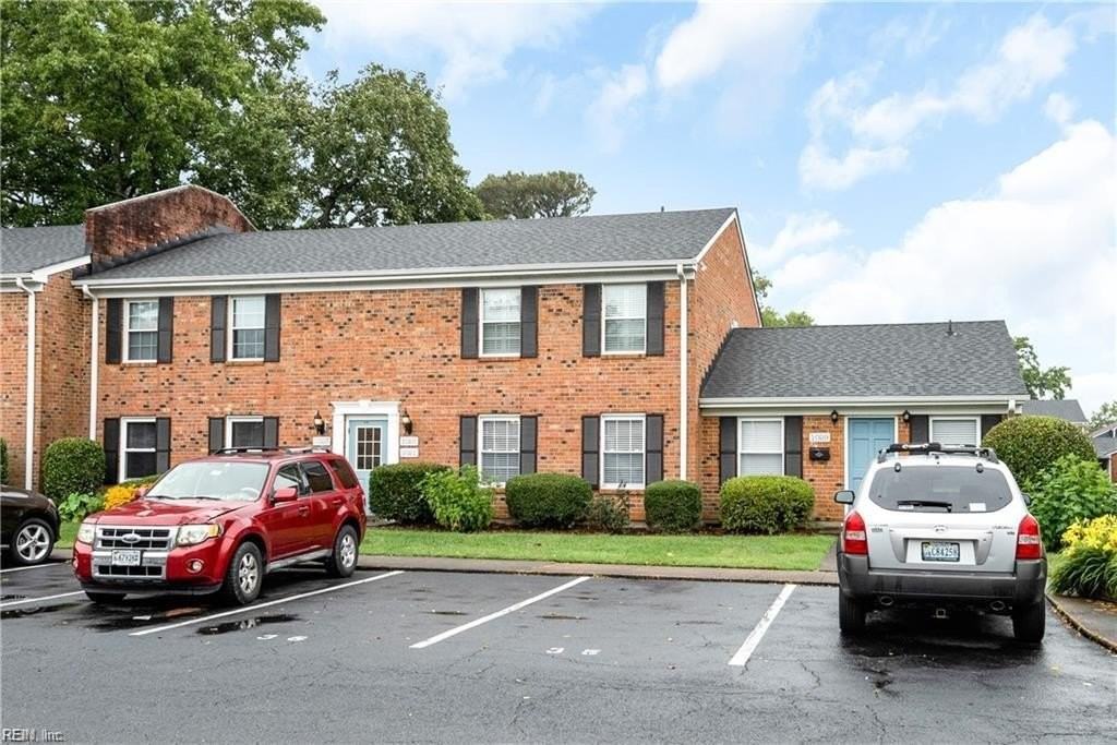 1025 Barclay Sq - Photo 3 of 24