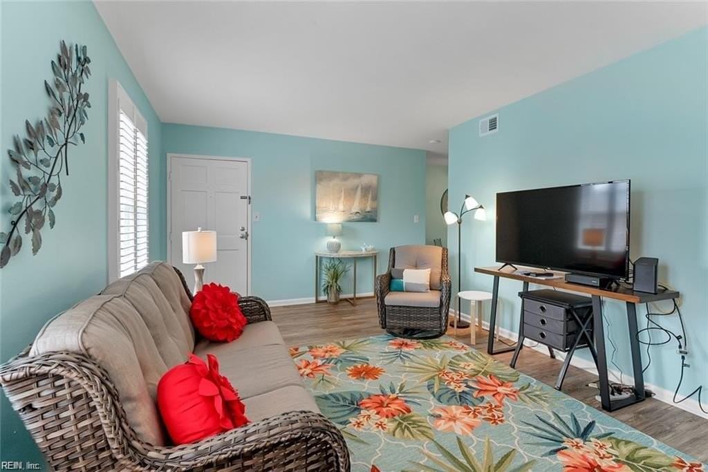 1025 Barclay Sq - Photo 5 of 24