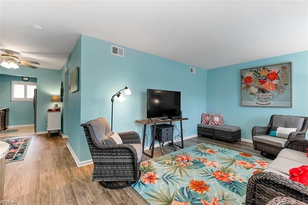 1025 Barclay Sq - Photo 6 of 24