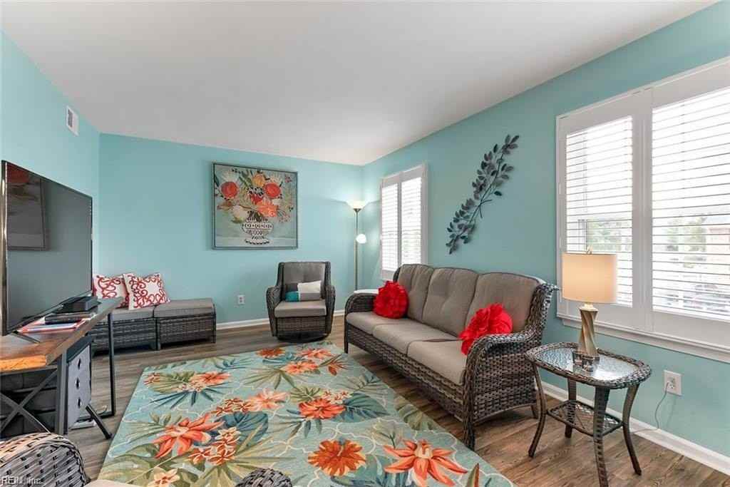 1025 Barclay Sq - Photo 7 of 24