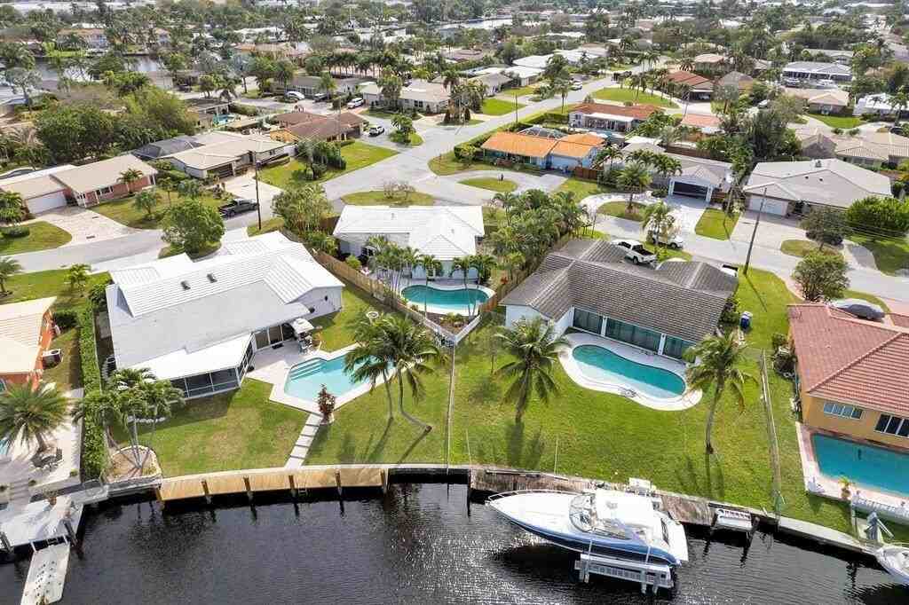 999 Southeast 6th Terrace - Photo 4 of 25