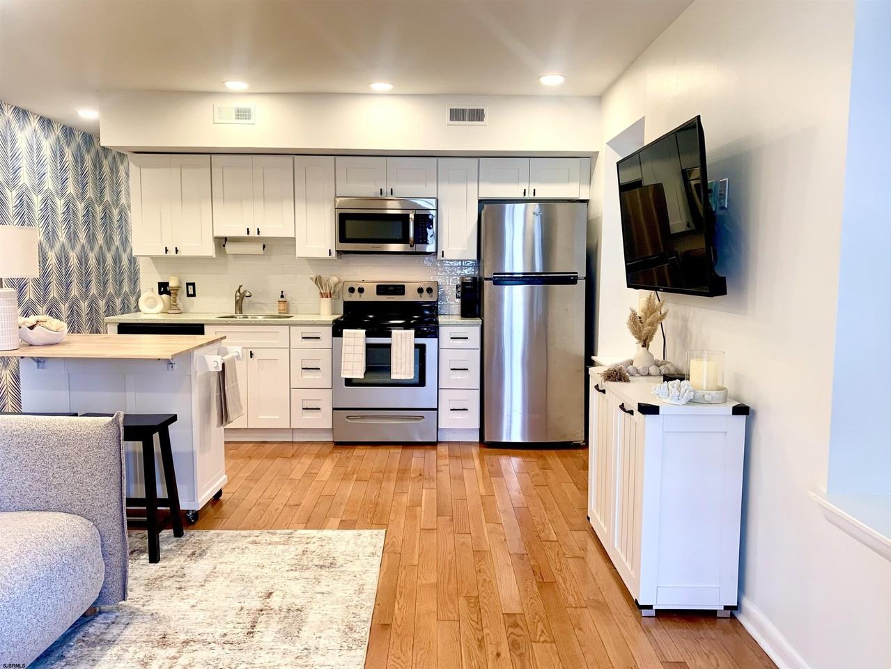 9706 Ventnor Ave - Photo 2 of 19