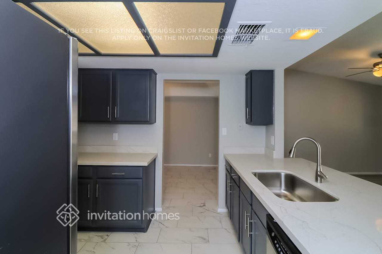 1208 West Topeka Drive - Photo 7 of 16