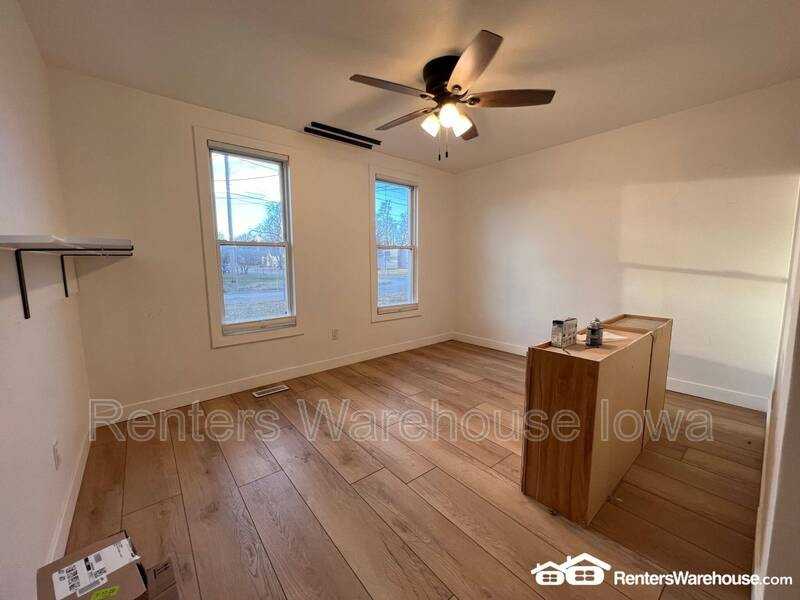 905 Se 9th St - Photo 2 of 12