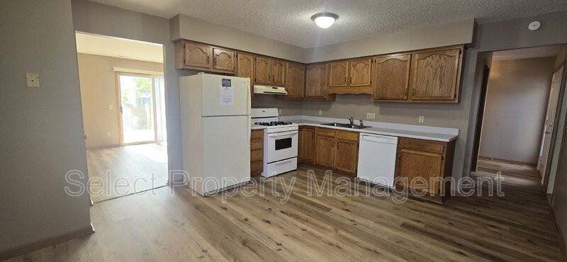 605 Copperfield Dr - Photo 6 of 34