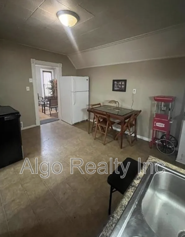 825 Sylvan St - Photo 3 of 3