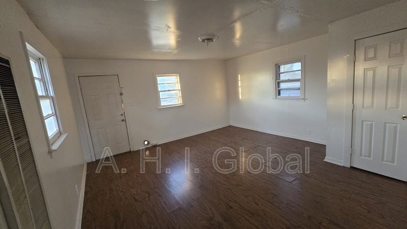 1113 Nw 21st Ave - Photo 4 of 8