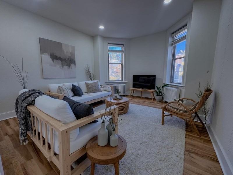 2111 Green St - Photo 2 of 34