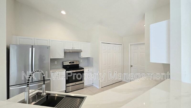 342 Ne 17th St - Photo 7 of 32