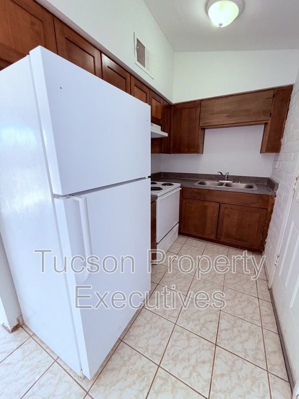 5752 S Park Ave - Photo 2 of 17