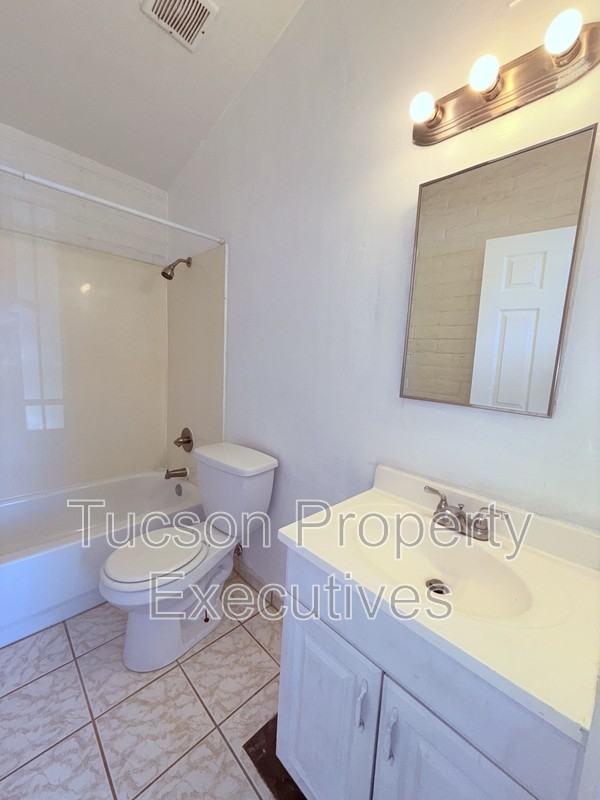 5752 S Park Ave - Photo 4 of 17