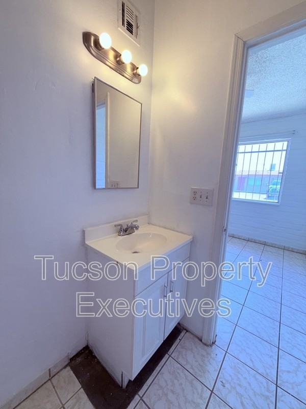 5752 S Park Ave - Photo 5 of 17