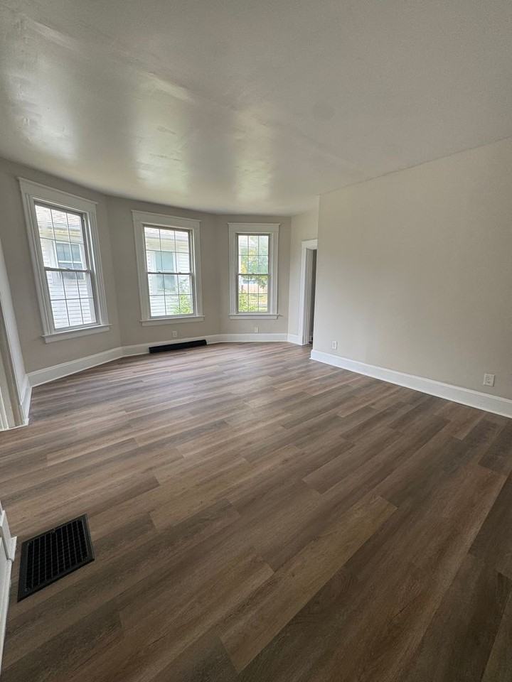 714 Clinton Ave - Photo 4 of 13