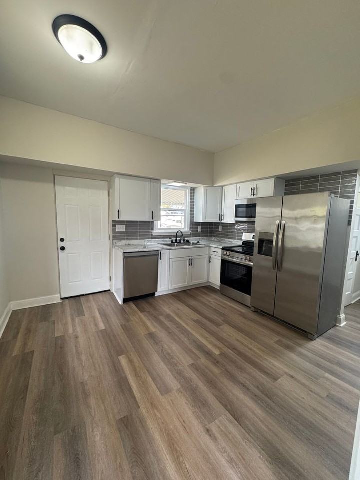 714 Clinton Ave - Photo 5 of 13
