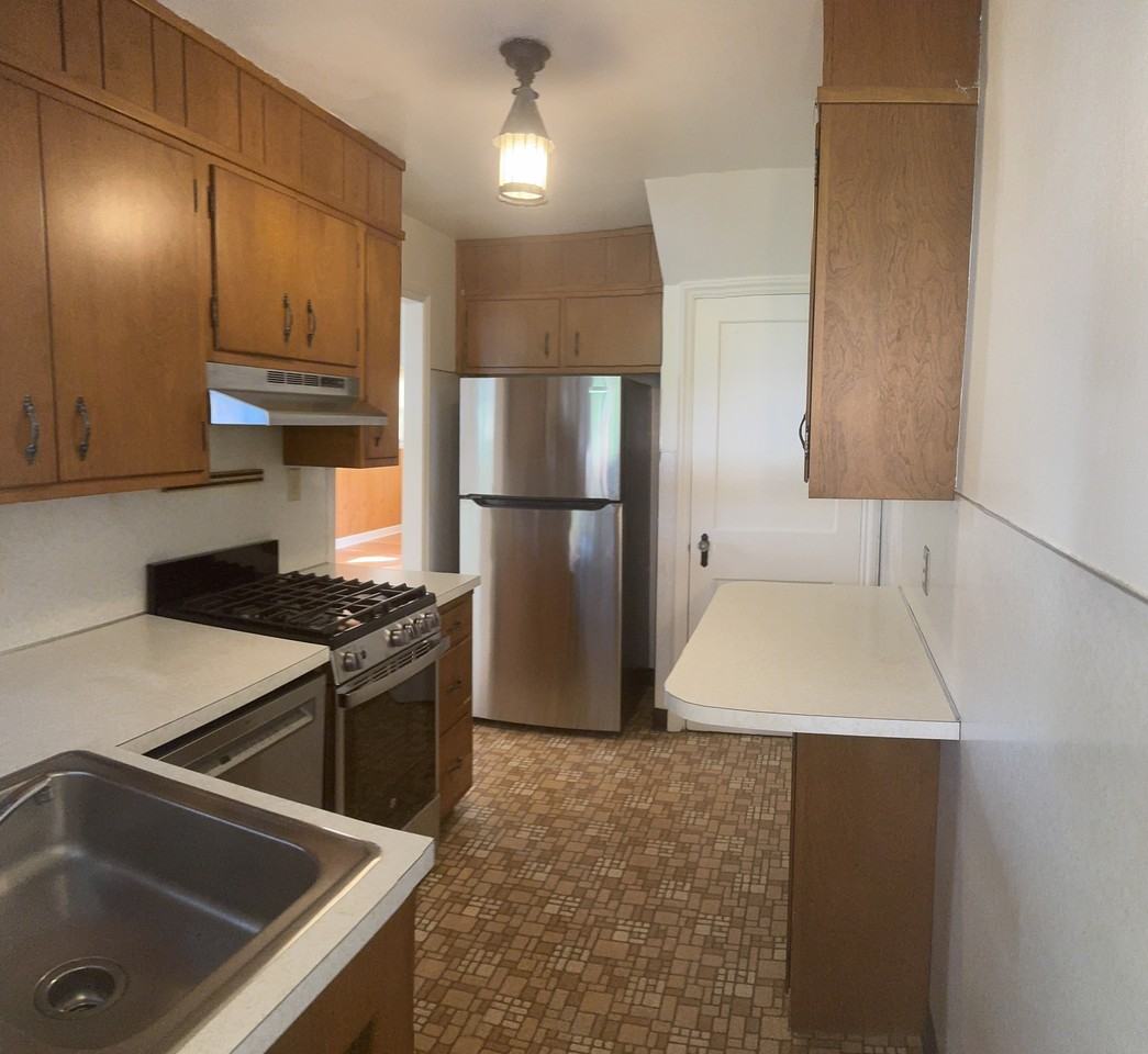 112 Hollywood Ave - Photo 7 of 22