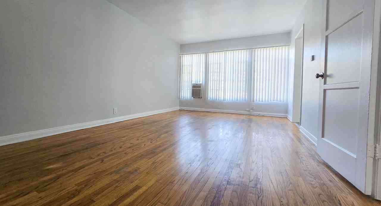 478 Landfair Ave - Photo 5 of 17