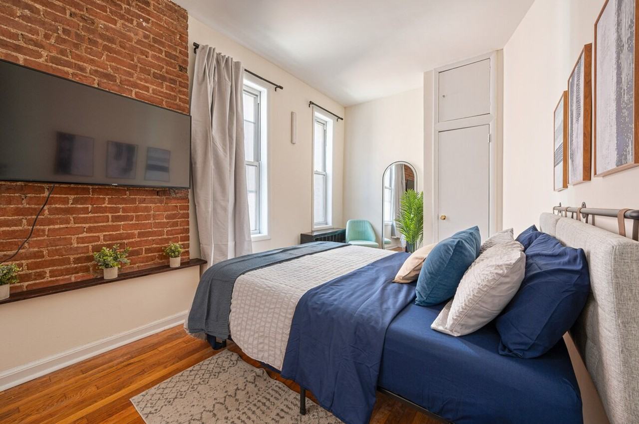 1762 2nd Ave #1323920P - Photo 2 of 33