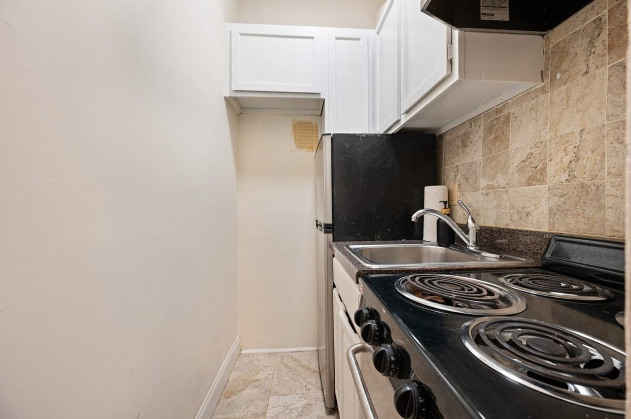 1762 2nd Ave #1323920P - Photo 3 of 33