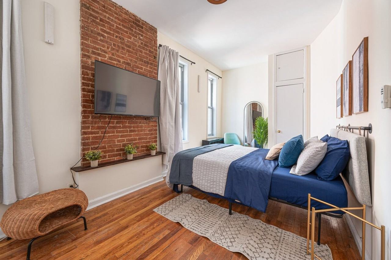 1762 2nd Ave #1323920P - Photo 4 of 33