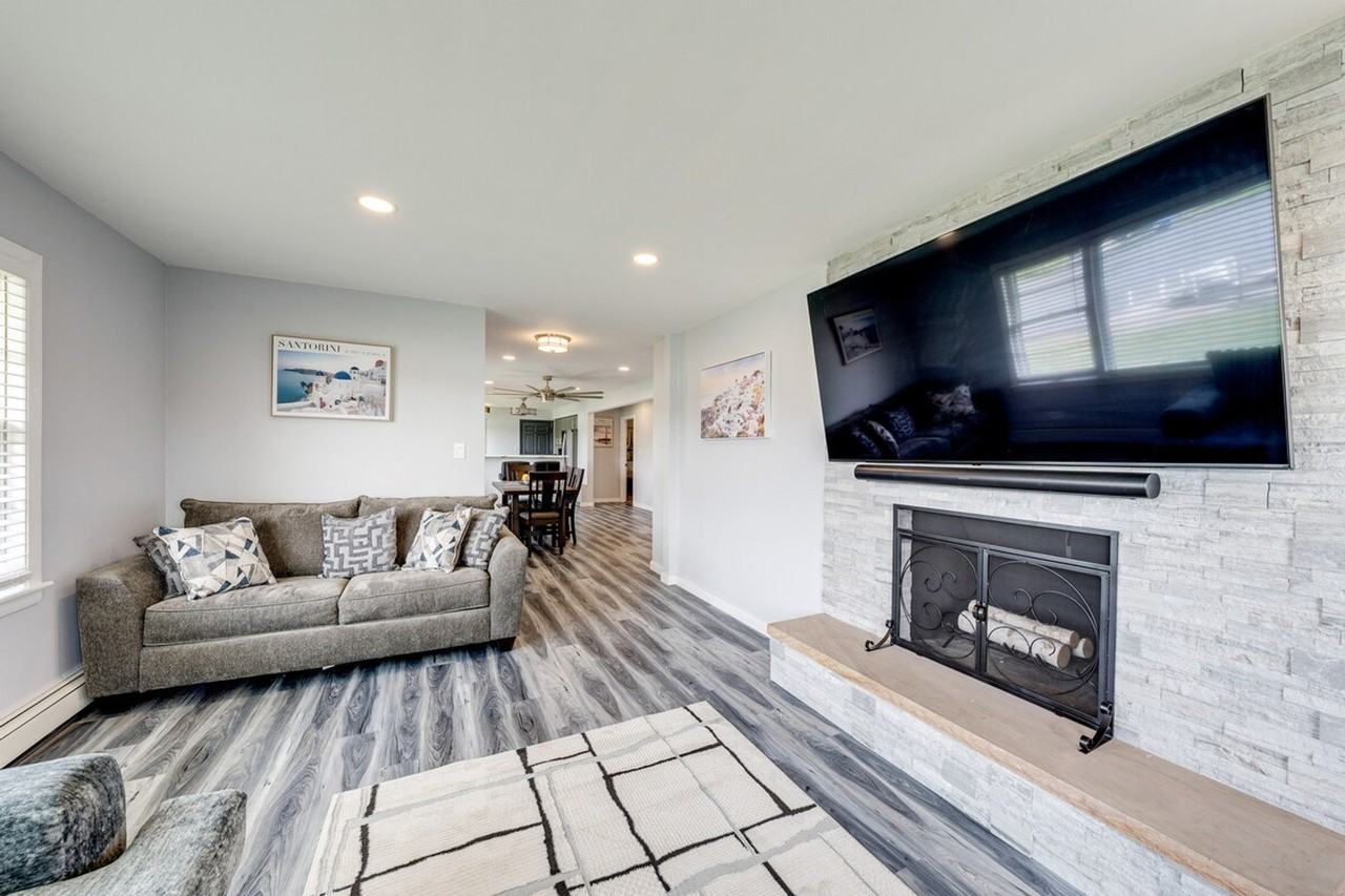 811 North River Road #1306762P - Photo 2 of 27