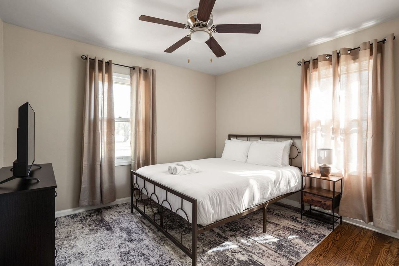 2307 East 65th Street #1328005P - Photo 5 of 38